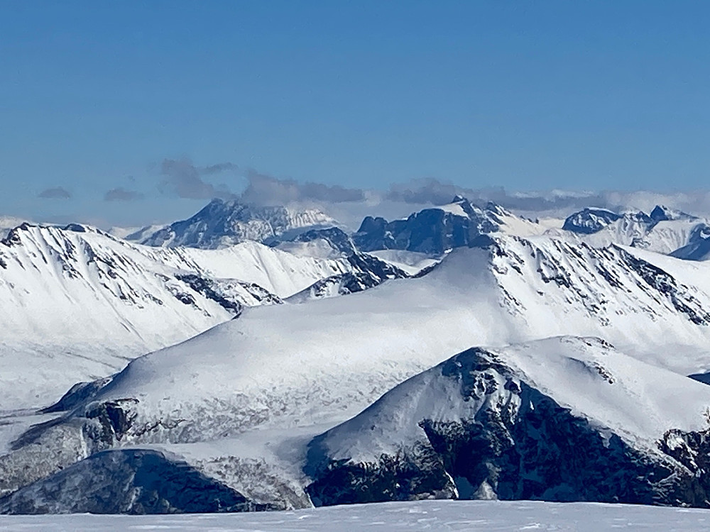 Skyer samler seg rundt Venjetind 
 mens Romsdalshorn midt i bildet fortsatt er skyfri.