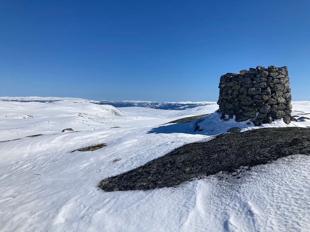Fin varde på Fjellbunuten. Utsyn cirka sørøstover.