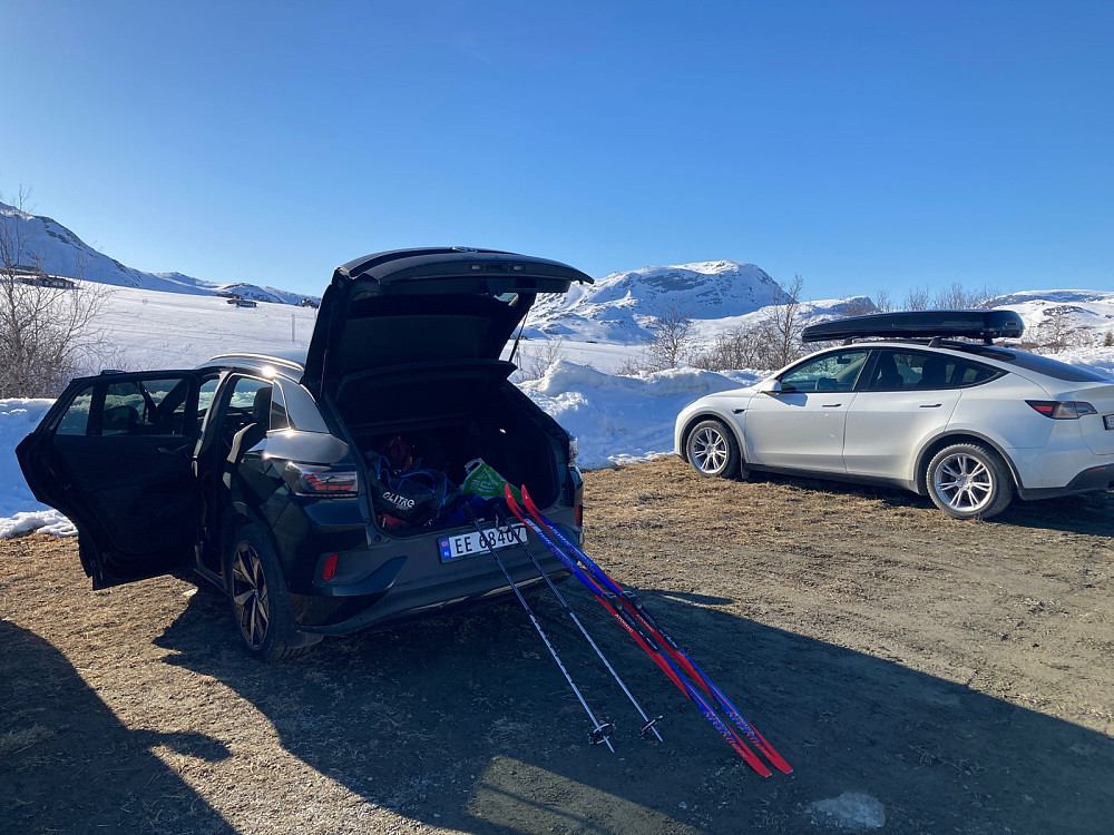 Ferdig med sesongens lengste skitur. De tre "rødnålene" jeg besøkte på turen ses alle over den hvite bilen som parkerte ved siden av meg.