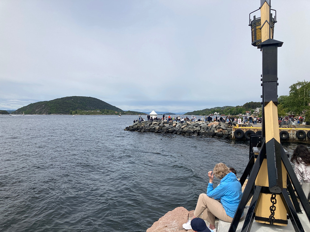 Mye folk på plass i Drøbak 40 minutter før USS Gerald R. Ford seilte forbi.