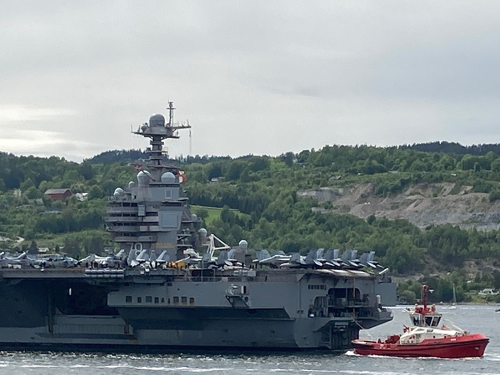 Slepebaåten er vel ment for å tre i kraft hvis USS Gerald R. Ford fikk motorhavari, slik at hangarskipet etterhvert kan stoppe.