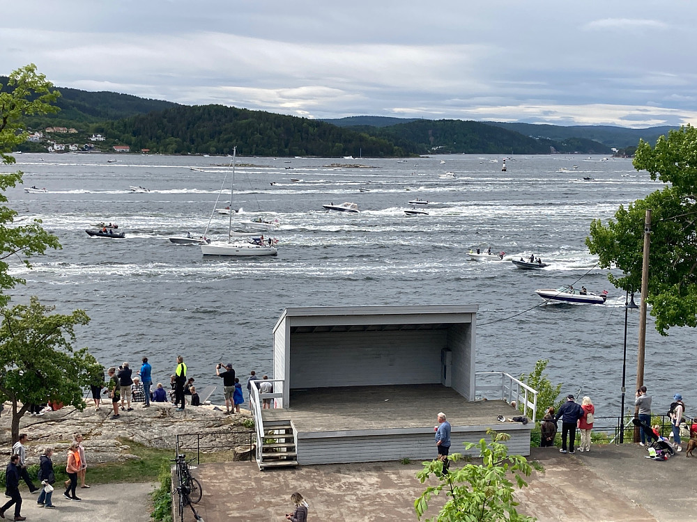 Veldig mange skuelystne på sjøen også.