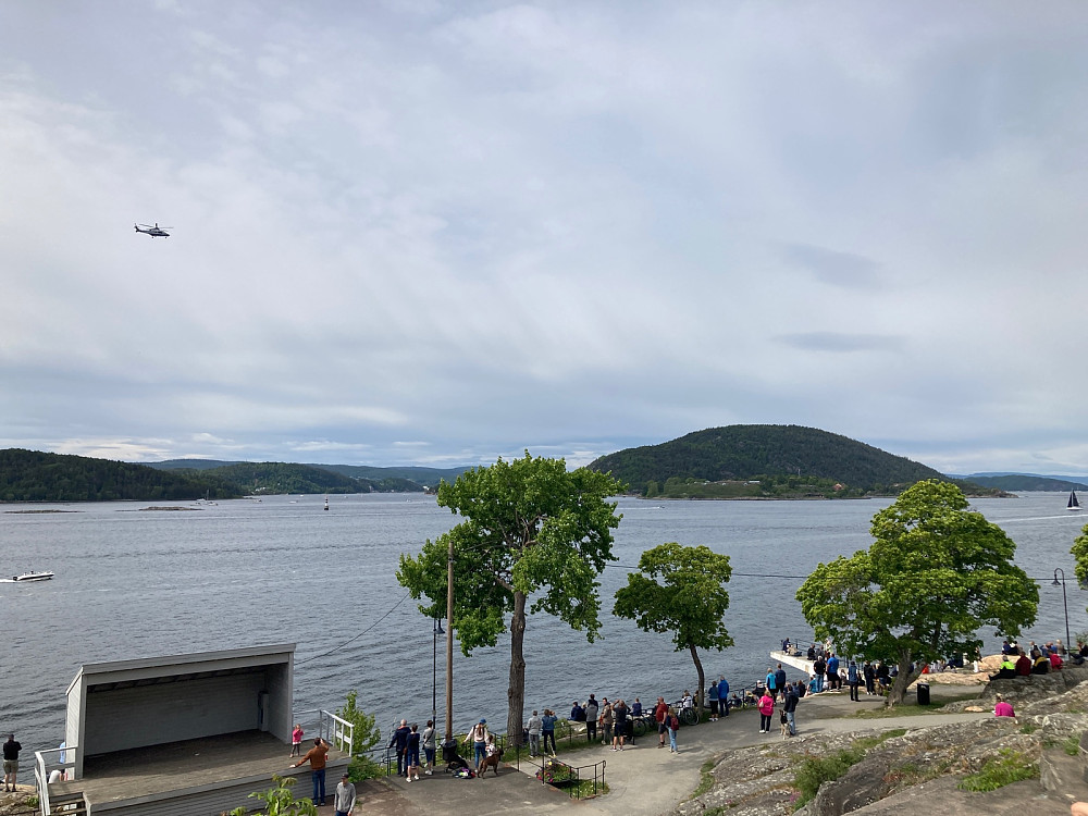 Utsiktspunktet vårt. Politihelikopter i luften.