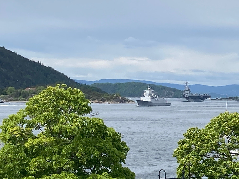 KNM Roald Amundsen foran USS Gerald Ford utenfor Nordre Kaholmen med nordre Håøya i bakgrunnen.