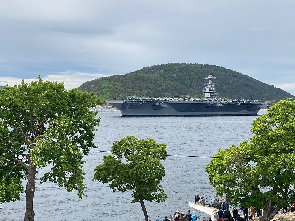 USS Gerald R. Ford i Drøbaksundet med Håøya i bakgrunnen.