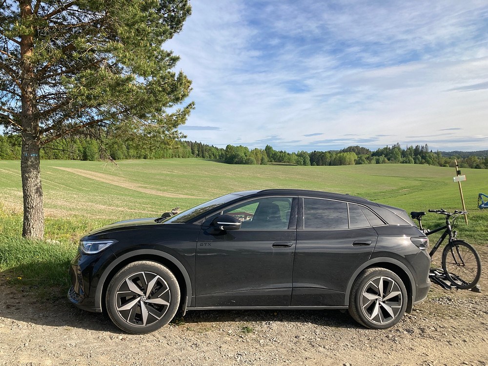 Vi parkerte ikke på Vestre Veng parkering Vardåsen, men en større plass 300 meter tidligere. Jeg vil ikke anbefale Vestre Veng parkering Vardåsen; det er for nært husene.