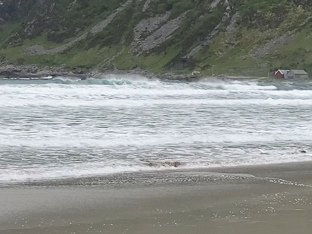 Fine surfebølger i Hoddevika, og litt vind.