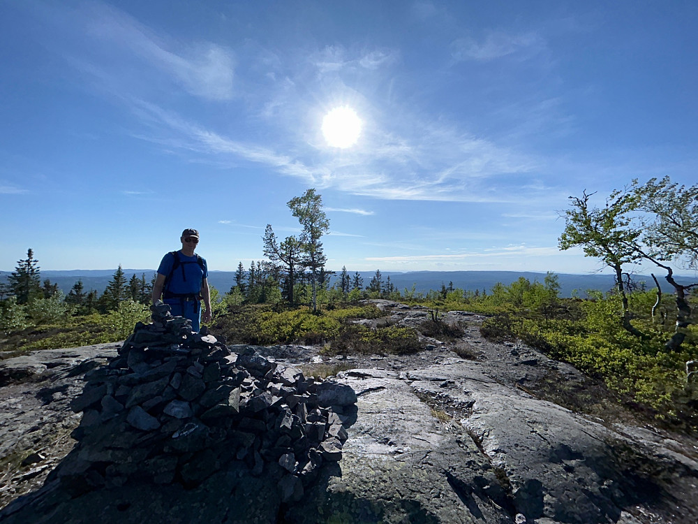 Toppvarden og toppunktet på Paradiskollen.