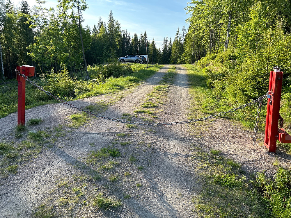 Liten parkeringsplass på Blekketjernhøgda parkering før stengte grusveier.