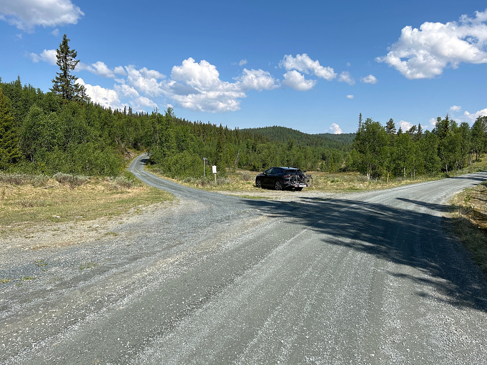 Gode parkeringsmuligheter 10-20 meter fra stistarten til Bjørstølfjellet.