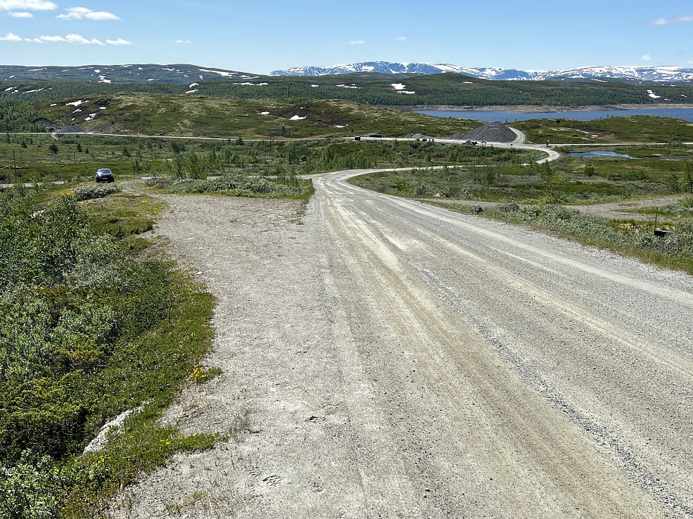 Jeg parkerte bilen helt ute til venstre. Mye grus her oppe. På veien, i hauger og langs vannet.