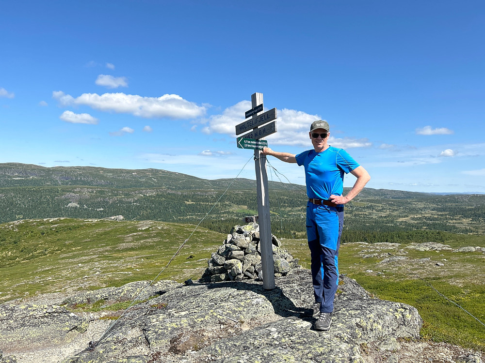 Toppen av Holtelifjellet med Nystølfjellet i bakgrunnen.