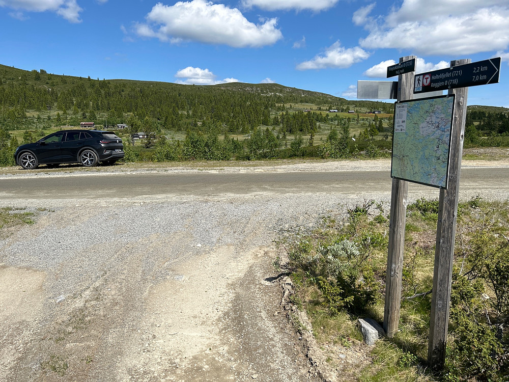 Parkerte bilen på fjellveien mellom Herad og Bagn.