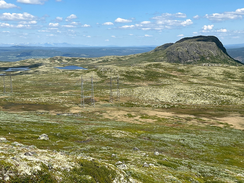 Hemsedalsfjell til venstre i bildet og Nutenutan til høyre i bildet.