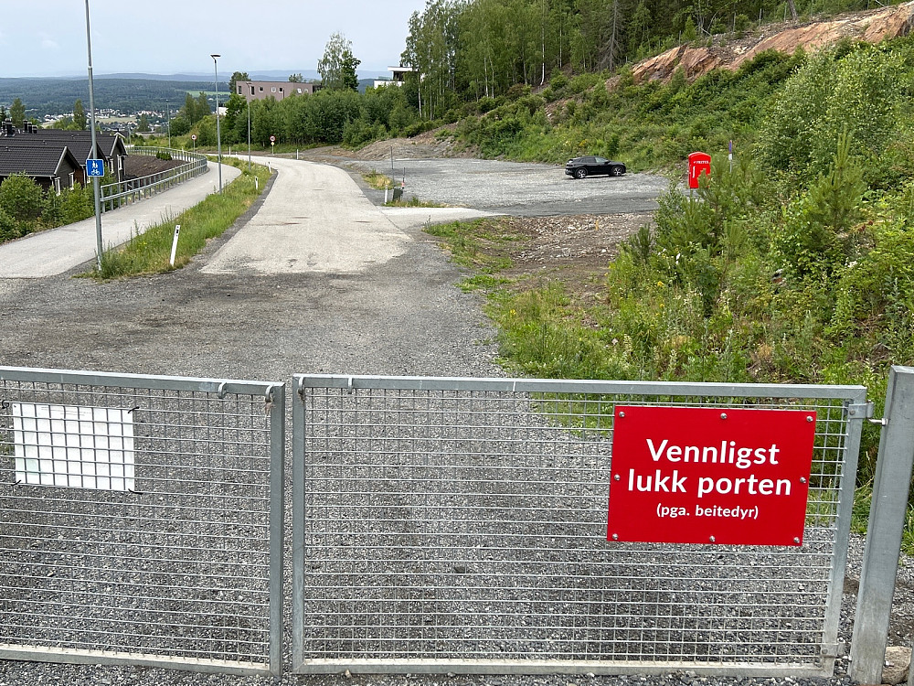 Stor parkeringsplass.