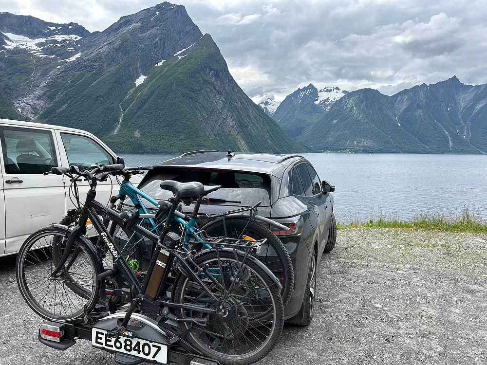 Parkerte rett ved Christian Gaard Bygdetun med utsikt til Kolåstinden lengst borte.