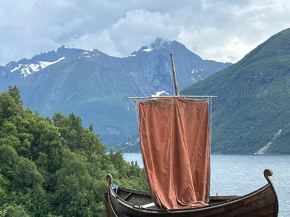 Flyvende seilbåt under Skårasalen.