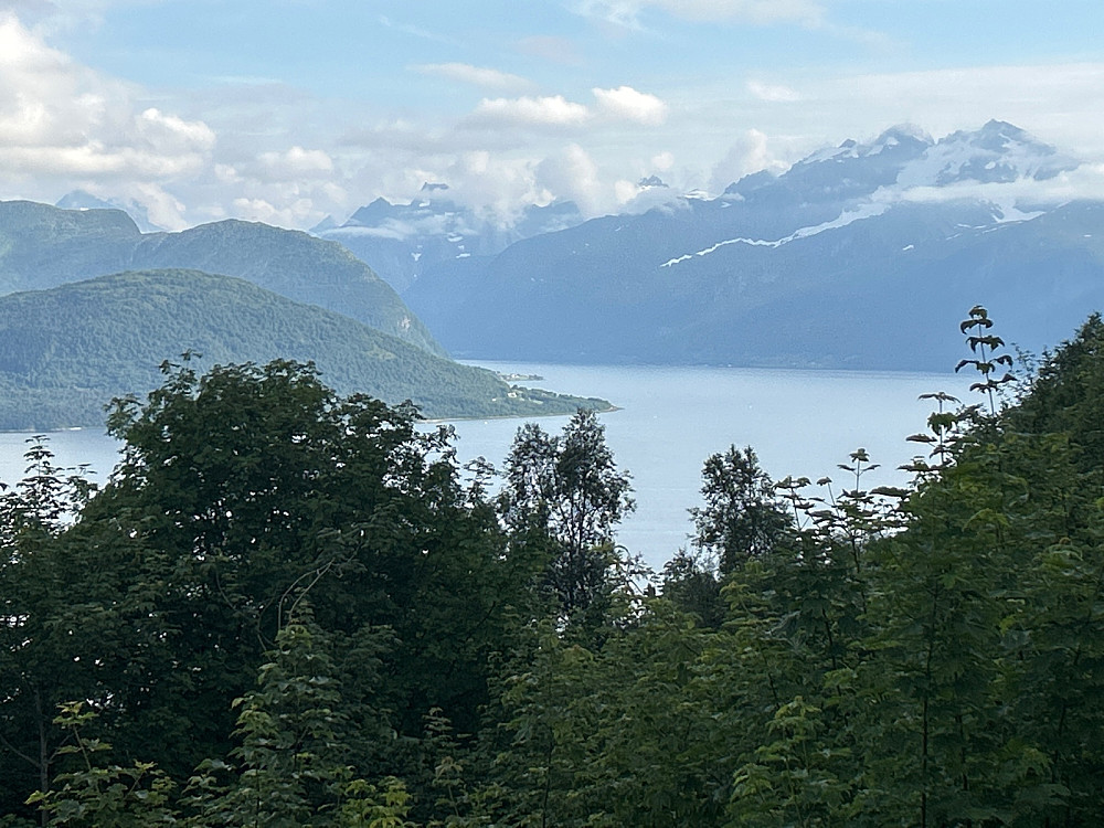 Fjellrekka fra Sylvkallen til Jønshorn på vestsiden av Hjørundfjorden mens tåka letter.