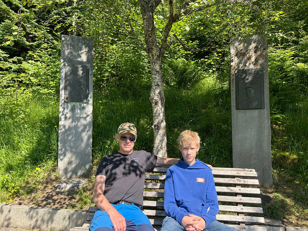 Håkon og sønn og Erling og sønn.