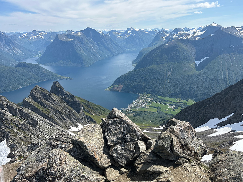 Utsikt fra Dalegubben ned til Sæbø.