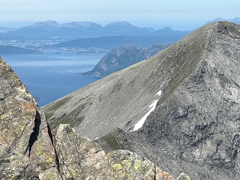 Utsikt fra Dalegubben mot Sylvkallen og helt hjem til mor og far:-)