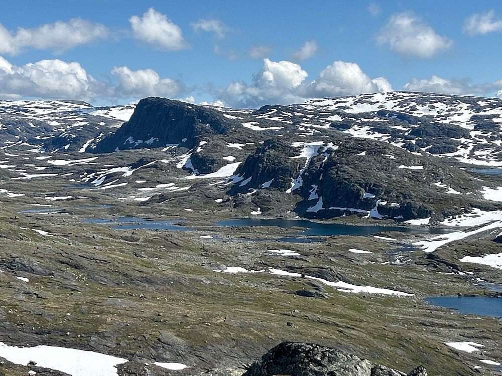 Utsikt fra Godfjell mot de to Simlenutane og den markerte nordveggen på Ljøtebotnberget. Hallingskarvet dominerer i bakgrunnen.