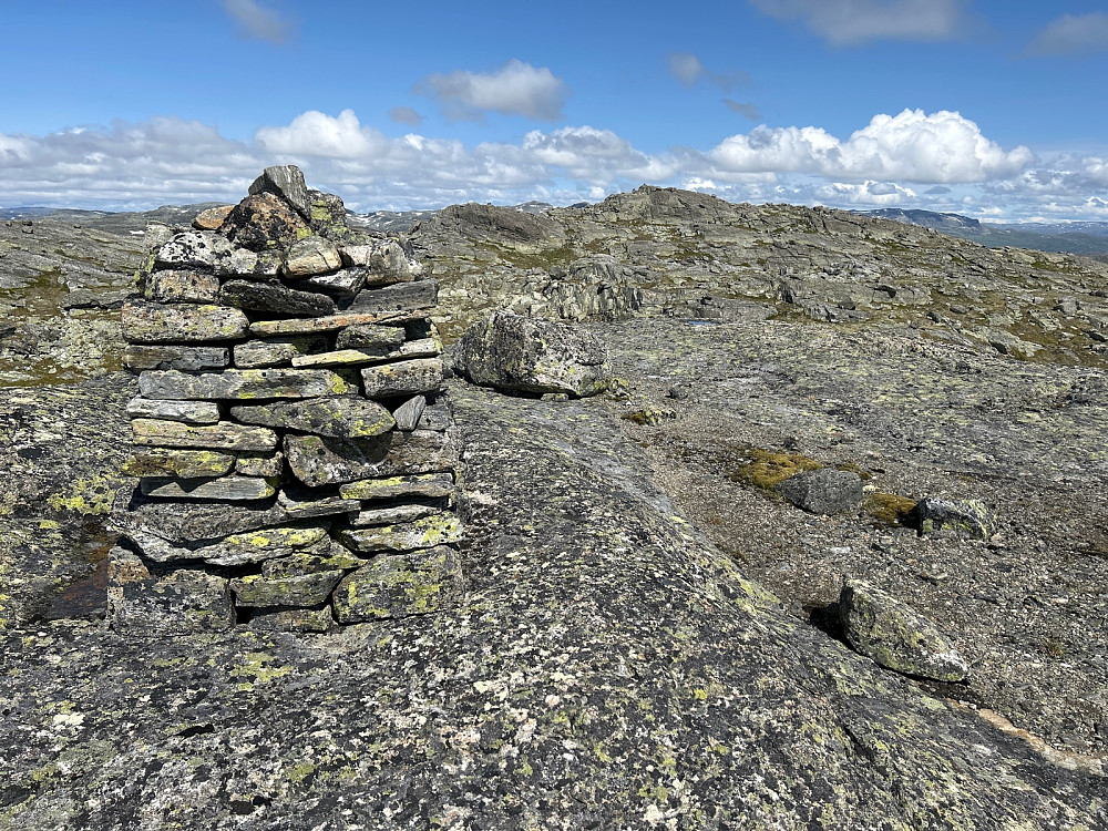 Den eneste skikkelige varden på Godfjell var ikke plassert på en av de høyeste toppene der. "Godfjell Vest" som er høyere ses i bakgrunnen. Varden har heller ikke noen grønnål på peakbook. Pf er neppe mer enn cirka 5 meter.