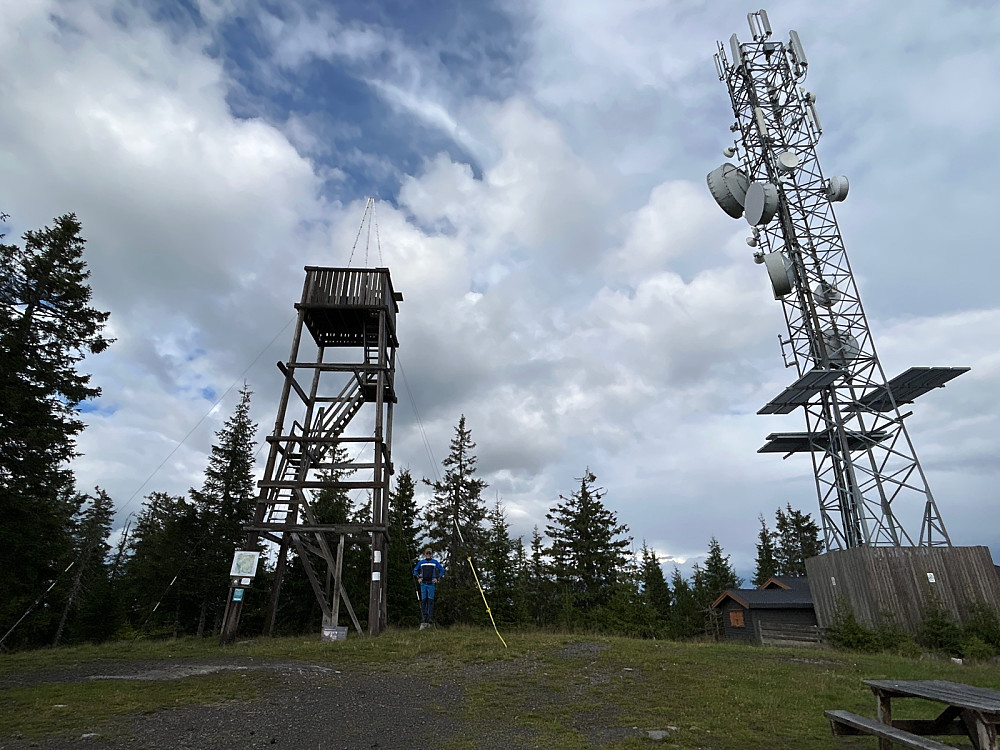 Kan vel skimte meg på toppunktet oppe på en stubbe mellom tårnet og masten.