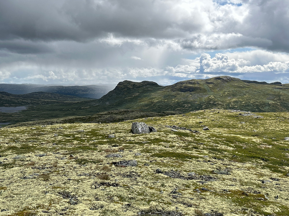 Planen var egentlig å gå østover mot Bjordalsnutan, men jeg valgte heller å gå vestover pga regnbygen som var i anmarsj.