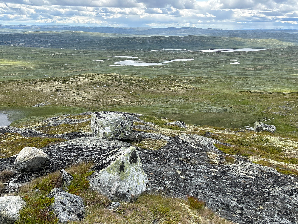 Utsikt fra Store Grønenuten sørover til de markerte toppene nord for Rauhelleren.