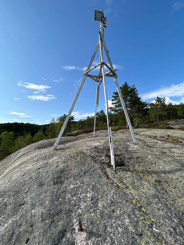 En liten bolt i fjellet nedenfor trigpunktet. Er det et gammelt fastpunkt?