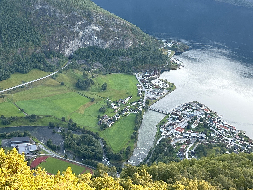 Utsikt ned mot Aurlandsvangen.