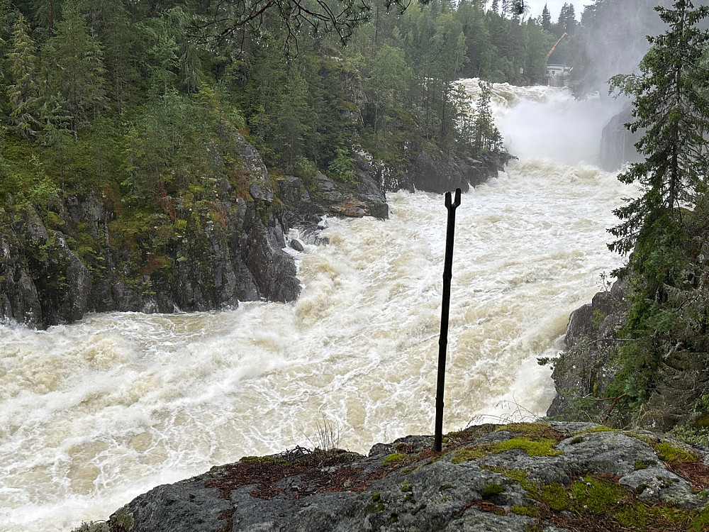 Kaggefoss. Her ser man helt opp til lukene og dammen, men jeg anbefaler egentlig å se fossen litt lenger nede.