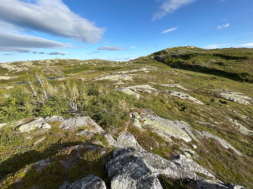 Ståvåfjell med varde litt til høyre i bildet. Nøvet kan skimtes litt til venstre.