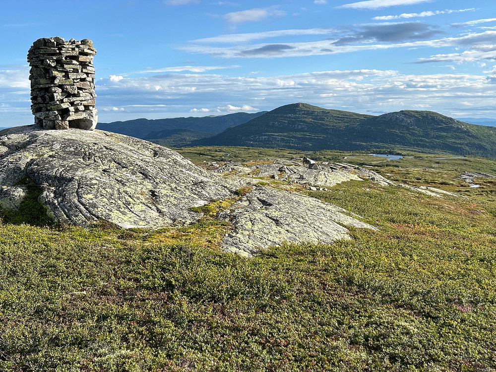 Toppvarden på Ståvåfjell med Senhovd i bakgrunnen.