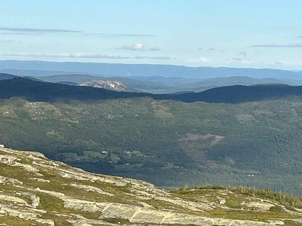 Østover. Mon tro hva den lyse markerte toppen er?.
