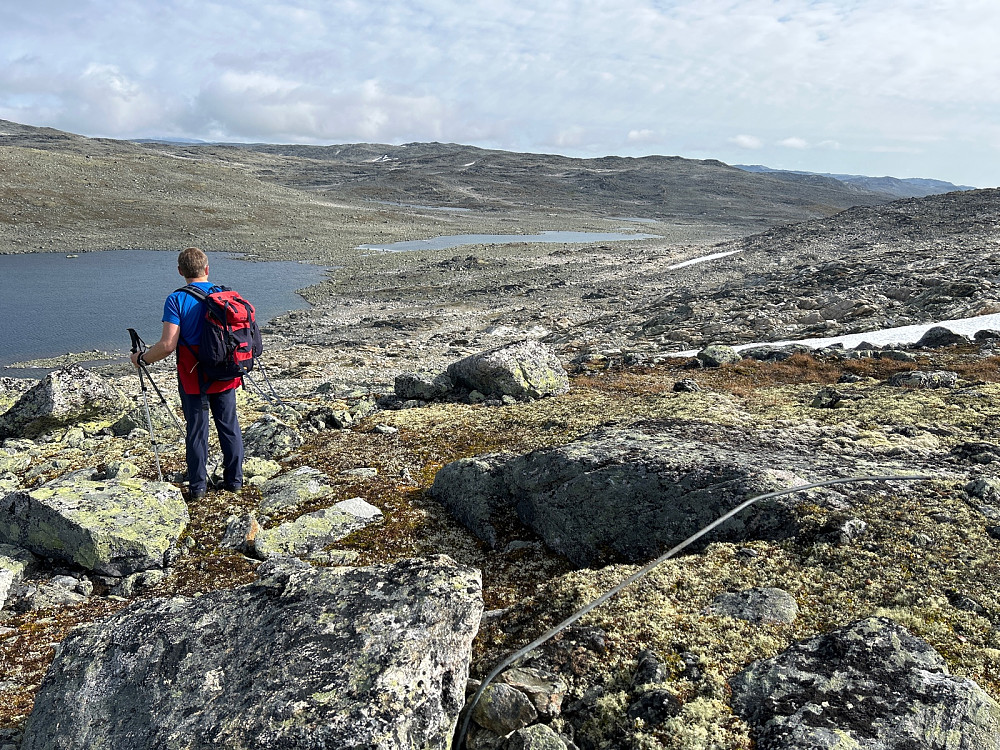 Nils foran Skavlevatnet. Vi spiste lunsj omtrent midt i bildet, ikke langt fra det avlange vannet. «Sørøst for Einarsvatnet» ses omtrent midt i bildet, men det er fortsatt et greit stykke dit.