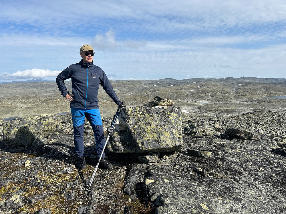 Her er jeg ved toppsteinen på «Sørøst for Einarsvatnet». Skal tro om det er Store Hånåsi ved min høyre albue.