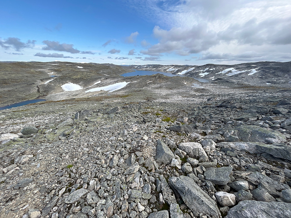 Her ser vi østover fra bakken oppover mot Lærdalseinaren. «Sørøst for Einarsvatnet» er langt borte til venstre i bildet.