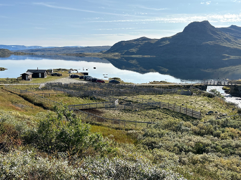 Parkeringen i Toviki foran Djupsvatnet; et magasin i Drammensvassdraget som er breddfullt etter Hans.