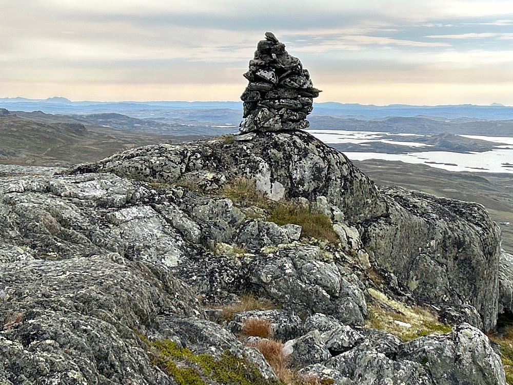 Toppvarden på Djupsnuten mellom Fauskofjellet og Gaustatoppen i det fjerne ytterst til venstre og høyre i bildet.