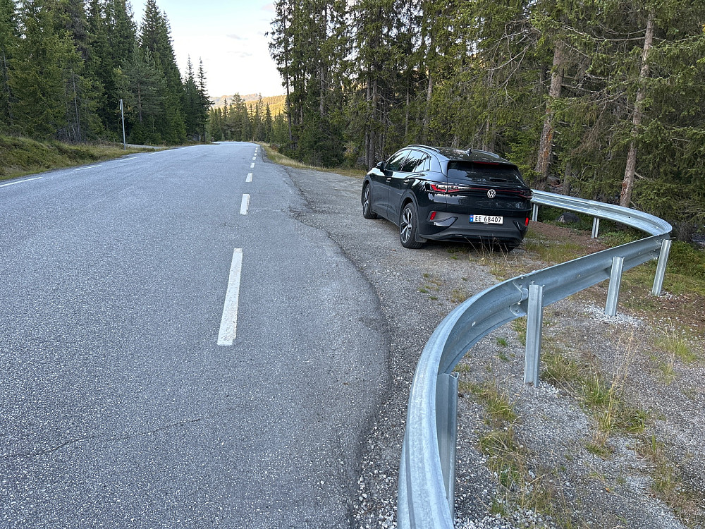 Fin liten parkeringslomme ved Fylkesvei 287.