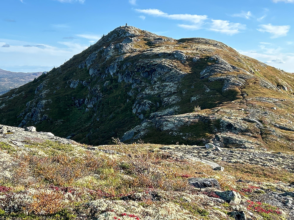 Planen var å gå på Skomakernatten på returen, men det så finere ut med en liten rundtur nordover i stedet. Denne toppen burde vi gått på før Anfinnatten.