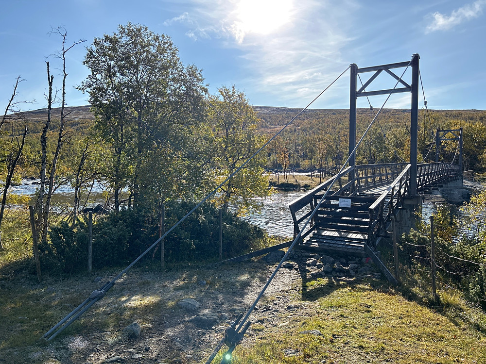 Bro over Heinelvi der den renner ut i Lågen.
