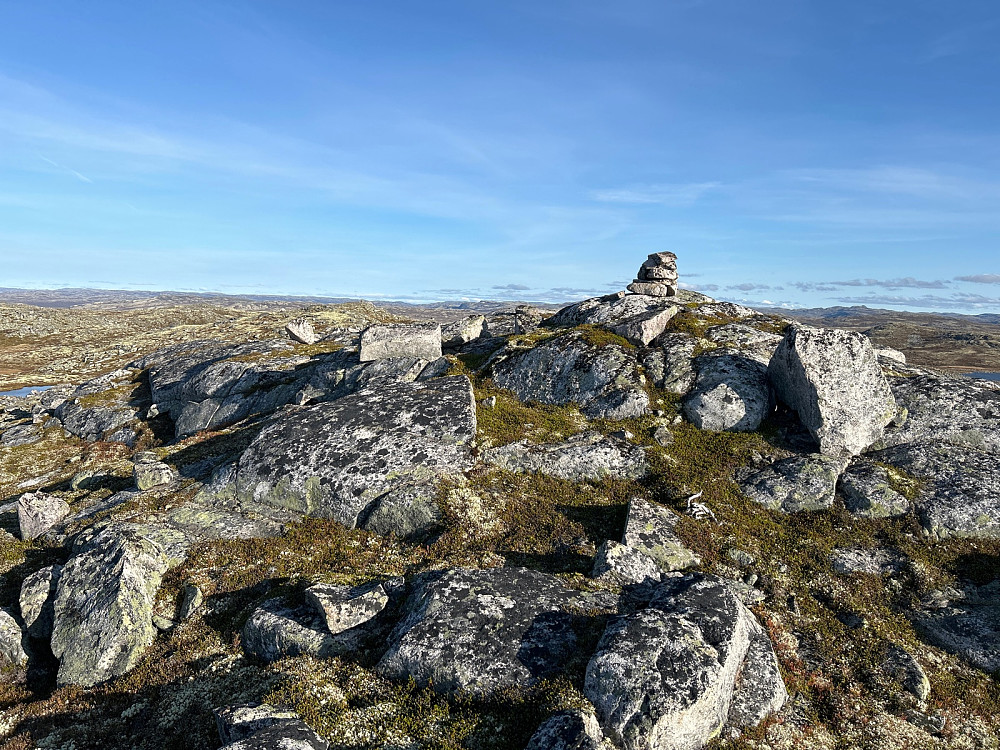 Høyeste toppen på Ræpeholåsen med en liten varde.