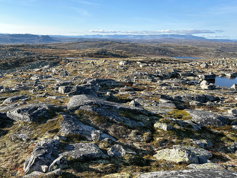 Utsikt nordvestover mot Hallingskarvet fra Ræpeholåsen.