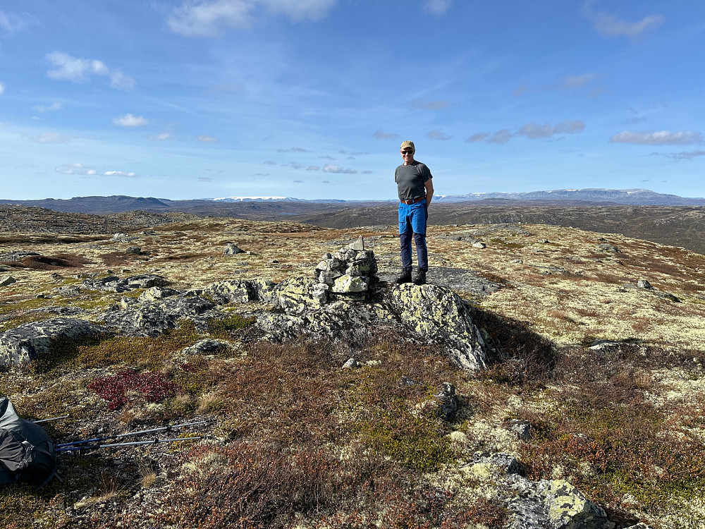 Undertegnede veldig fornøyd på toppen av Synsnuten ved en litt unnselig varde.