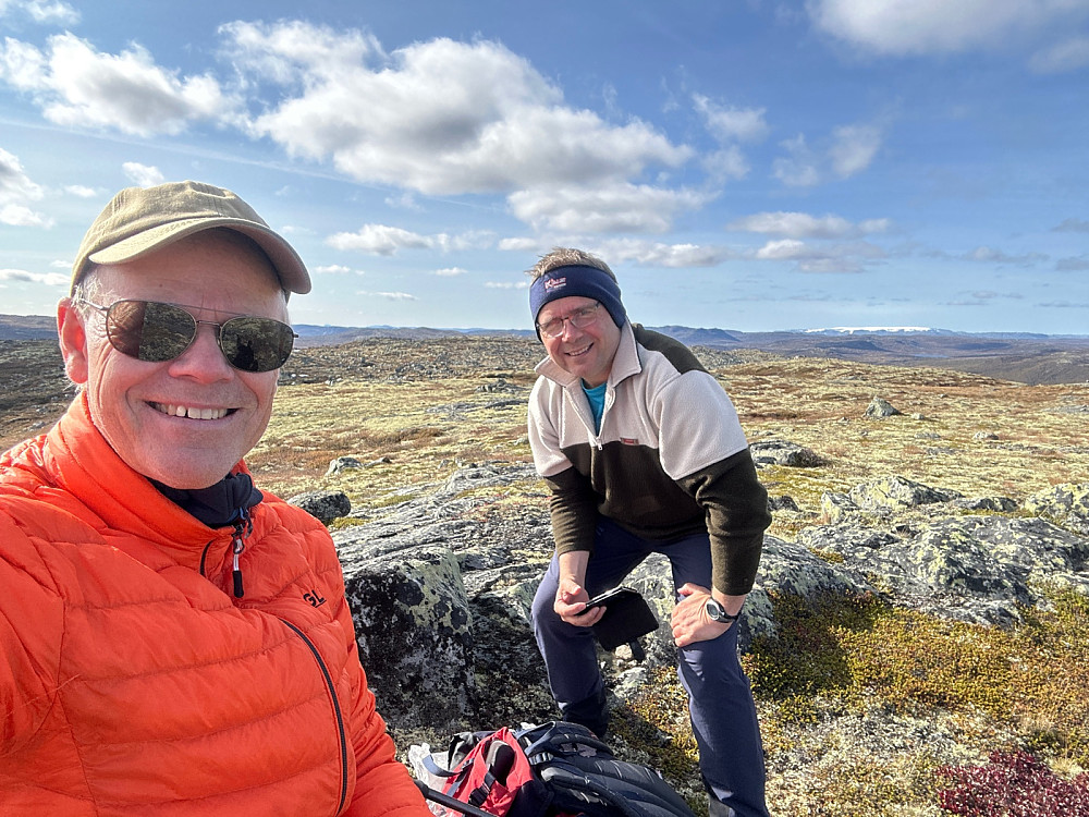 Kjempefornøyde på toppen av Synsnuten med Hardangerjøkulen langt bak.