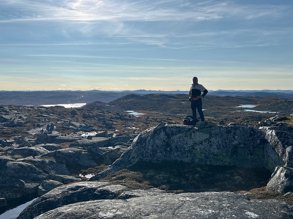 Nils på Ræpeholåsen Nord med toppene på Vestvidda og sentralvidda langt i bakgrunnen.