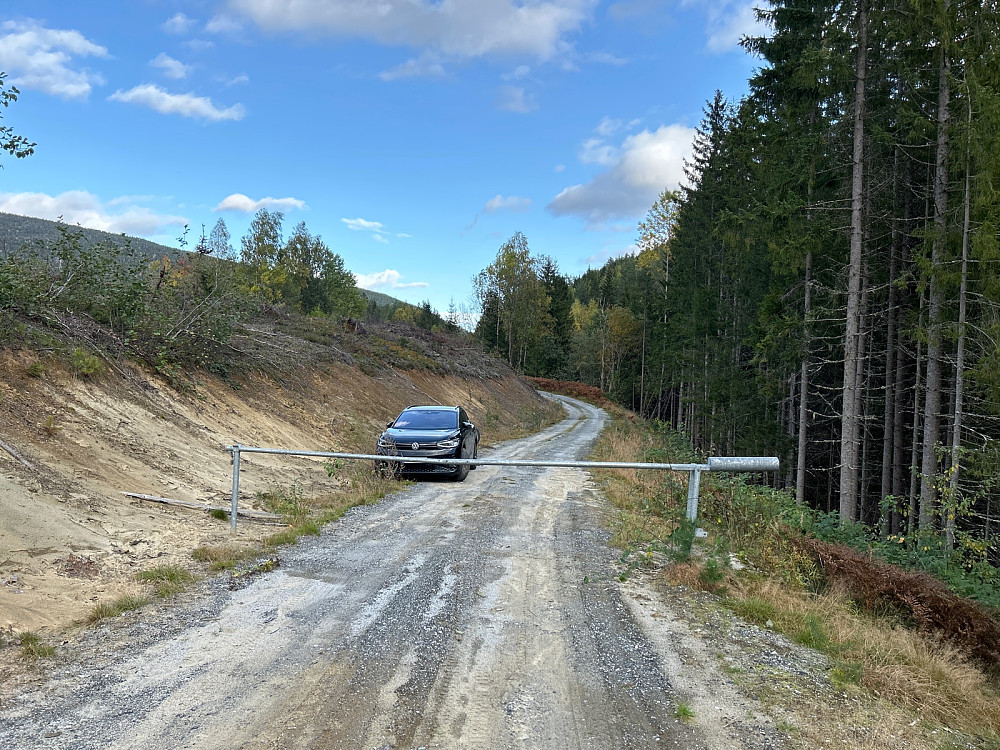 Parkerte like før en stengt bom, men veien gikk bare 100 meter til frem til et grus- eller steintak.